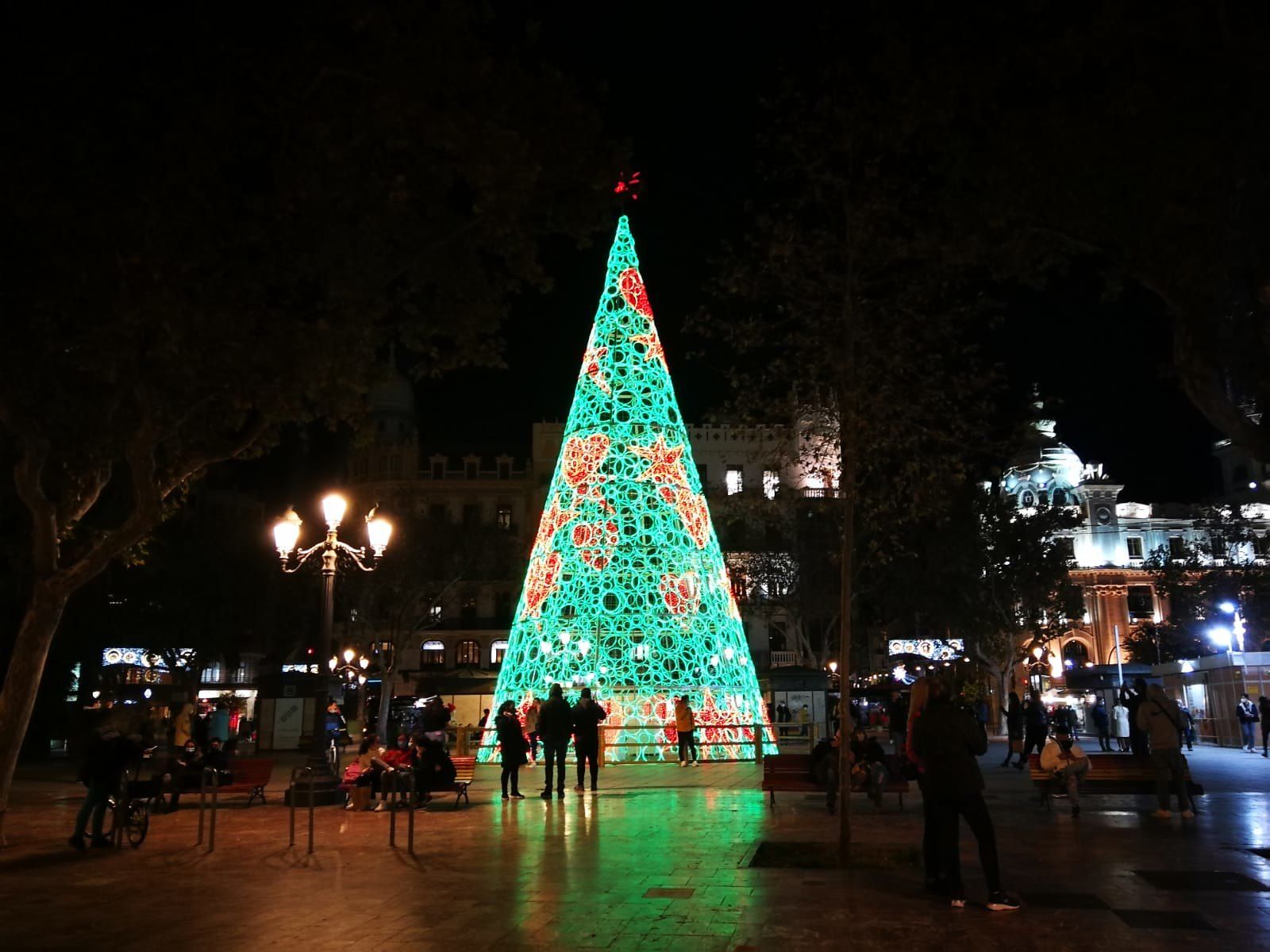 Árbol de Navidad en la plaza del Ayuntamiento de València 2020