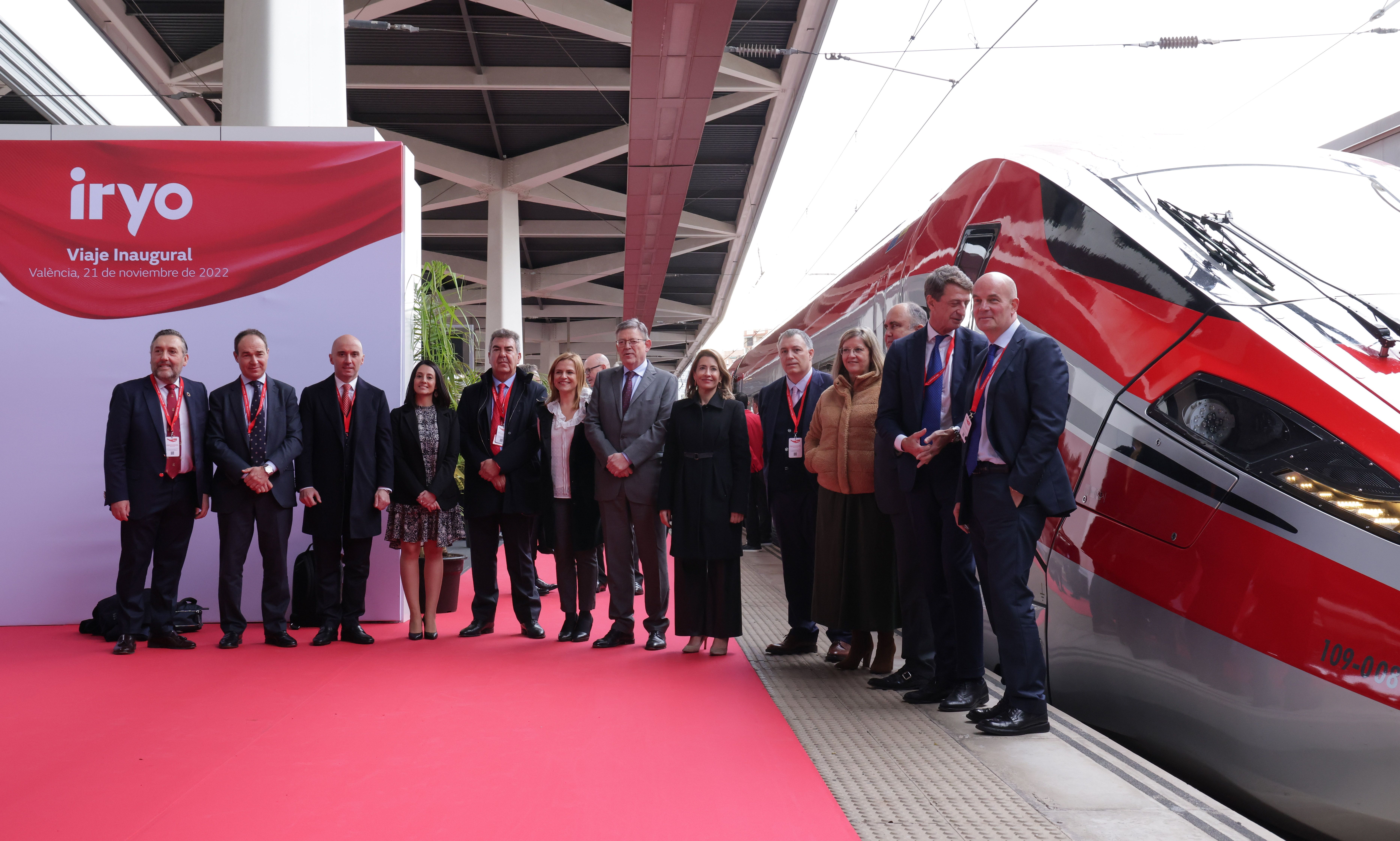 Ximo Puig y Rebeca Torró han recibido a los pasajeros del viaje inaugural de Iryo entre Madrid y València en el que ha participado la ministra de Transportes, Raquel Sánchez