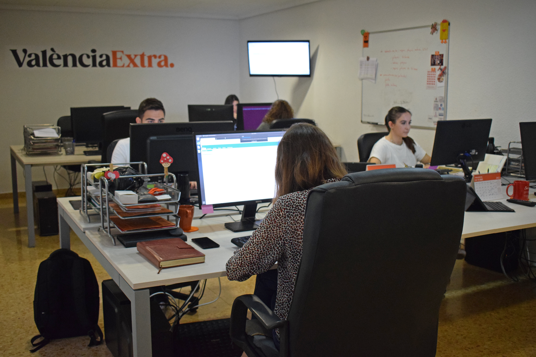 Periodistes en la redacció de València Extra