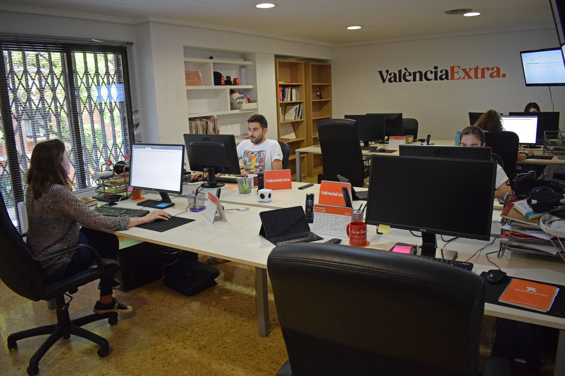 Periodistas en la redacción de València Extra