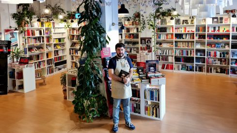 Nacho Larraz, responsable de la librería El Cresol