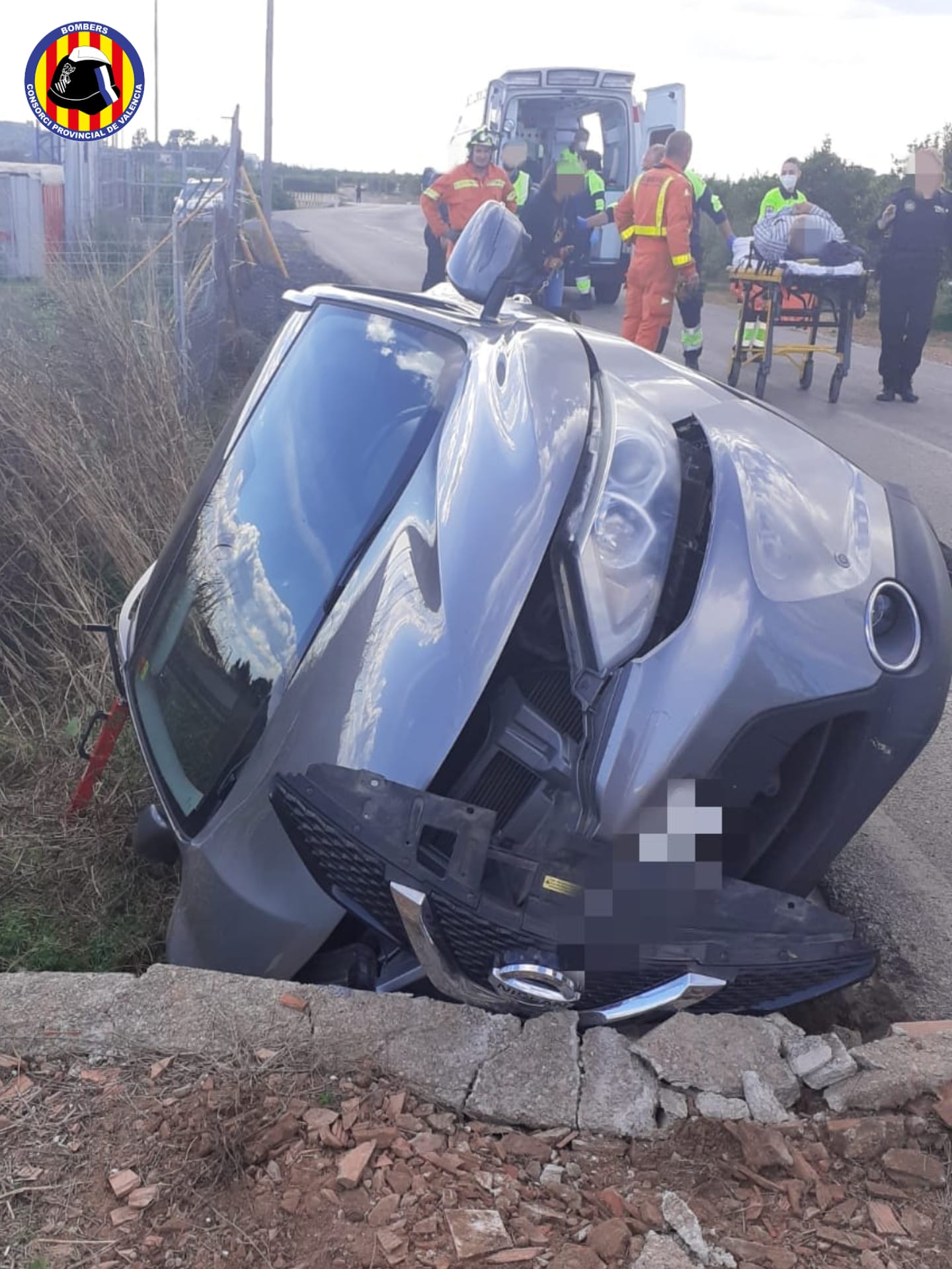 Un coche se sale de la vía tras un accidente de tráfico en Puçol