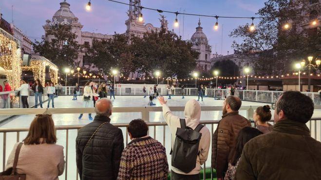 Varias personas, en la pista de patinaje sobre hielo del Ayuntamiento de València
