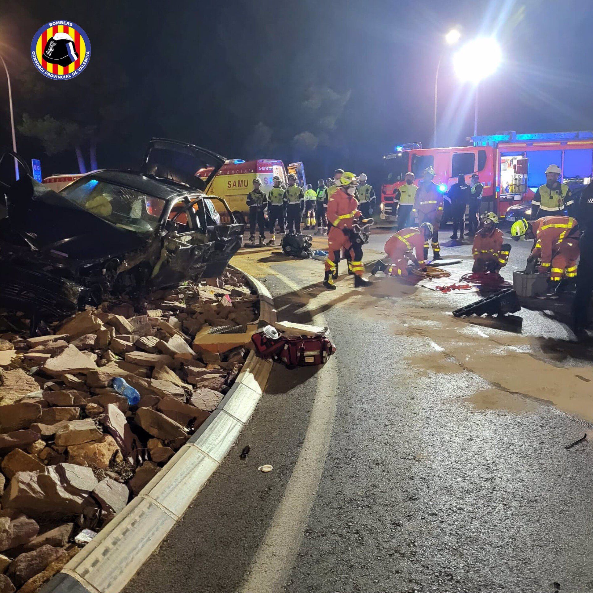 Choque de un vehículo contra la rotonda frente al Hospital Militar en Mislata