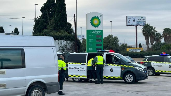 Dos agentes de la Guardia Civil realizan un control de drogas Dos agentes de la Guardia Civil realizan un control de drogas