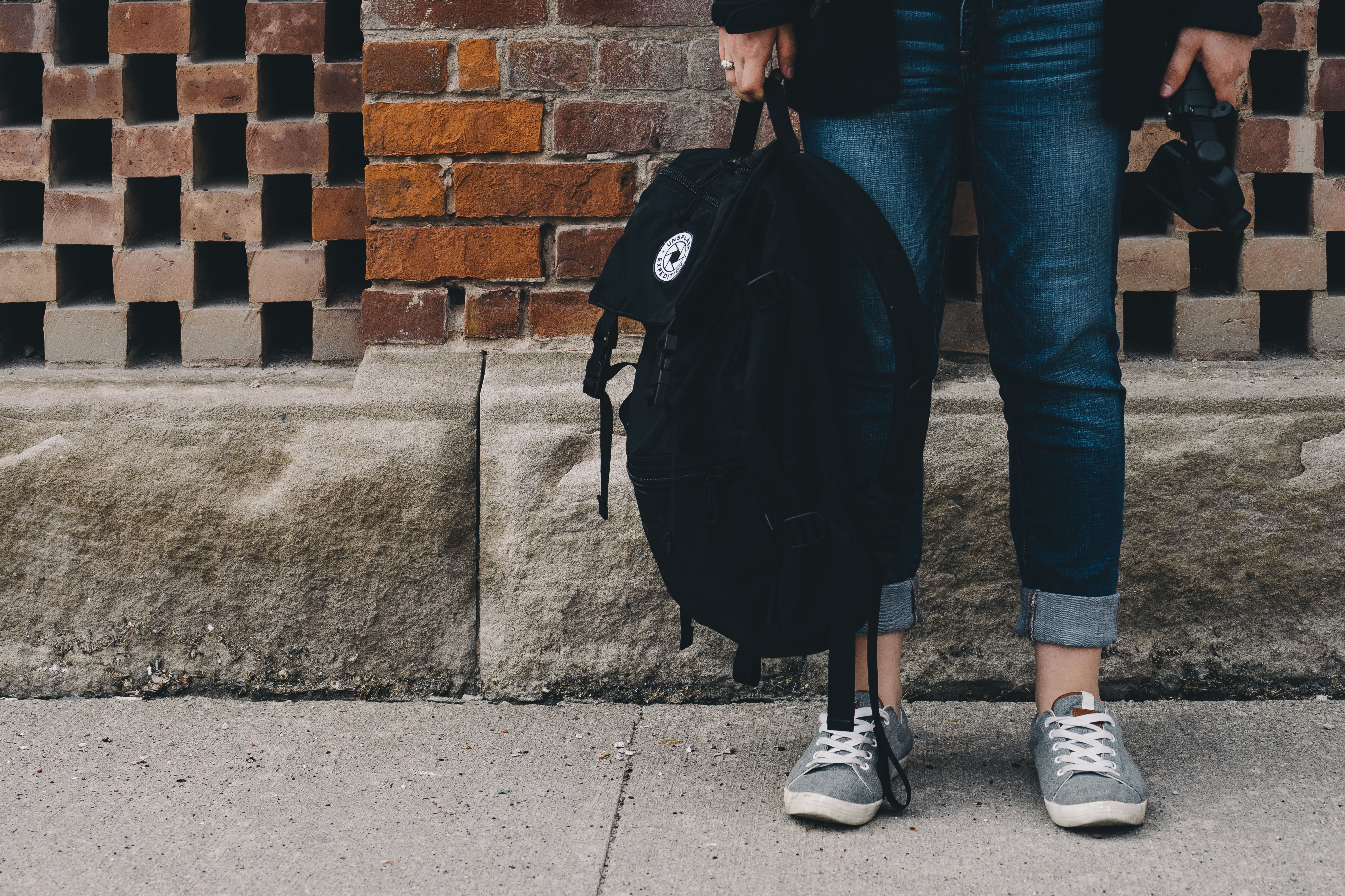 Una joven con una mochila en la mano. Imagen: Unsplash