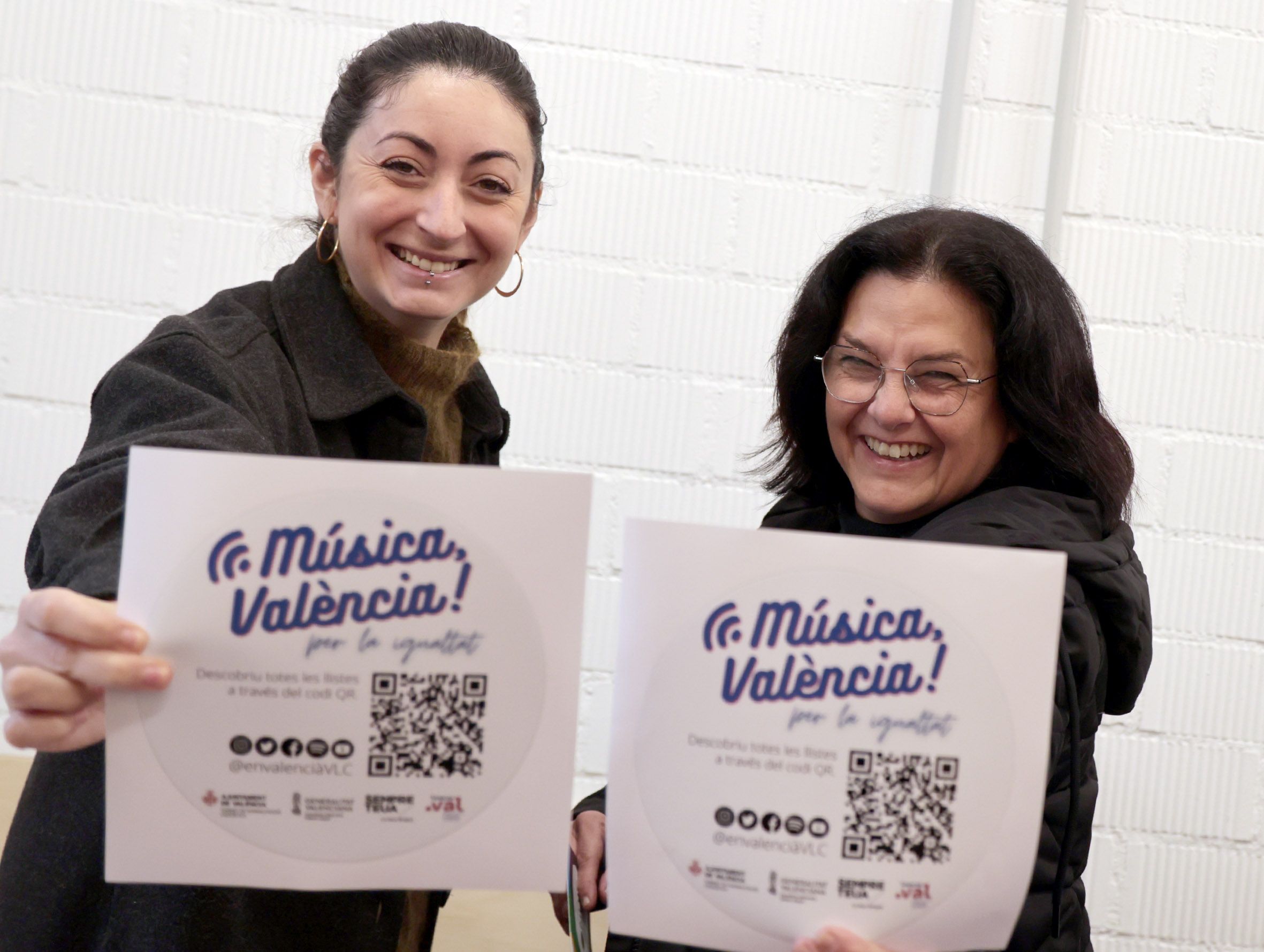 Las concejalas de Gestión de Recursos y de Igualdad, Políticas de Género y LGTBI, Lluïsa Notario i Lucía Beamud en el proyecto "Música por la igualdad"