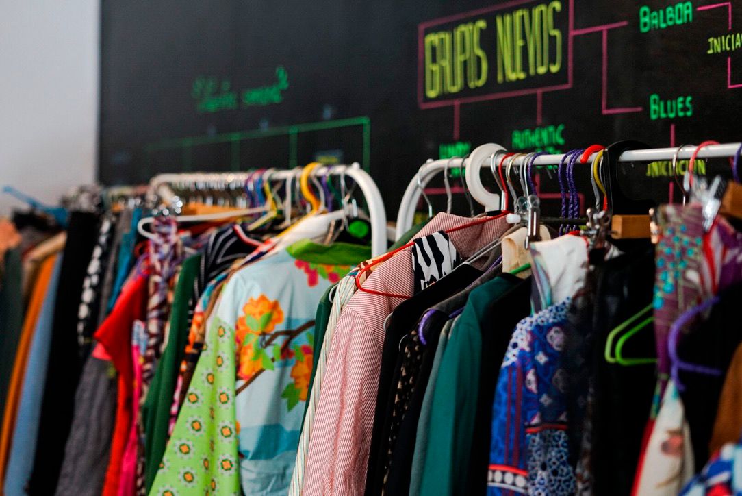 Prendas a la venta en el mercadillo Flea Market de València