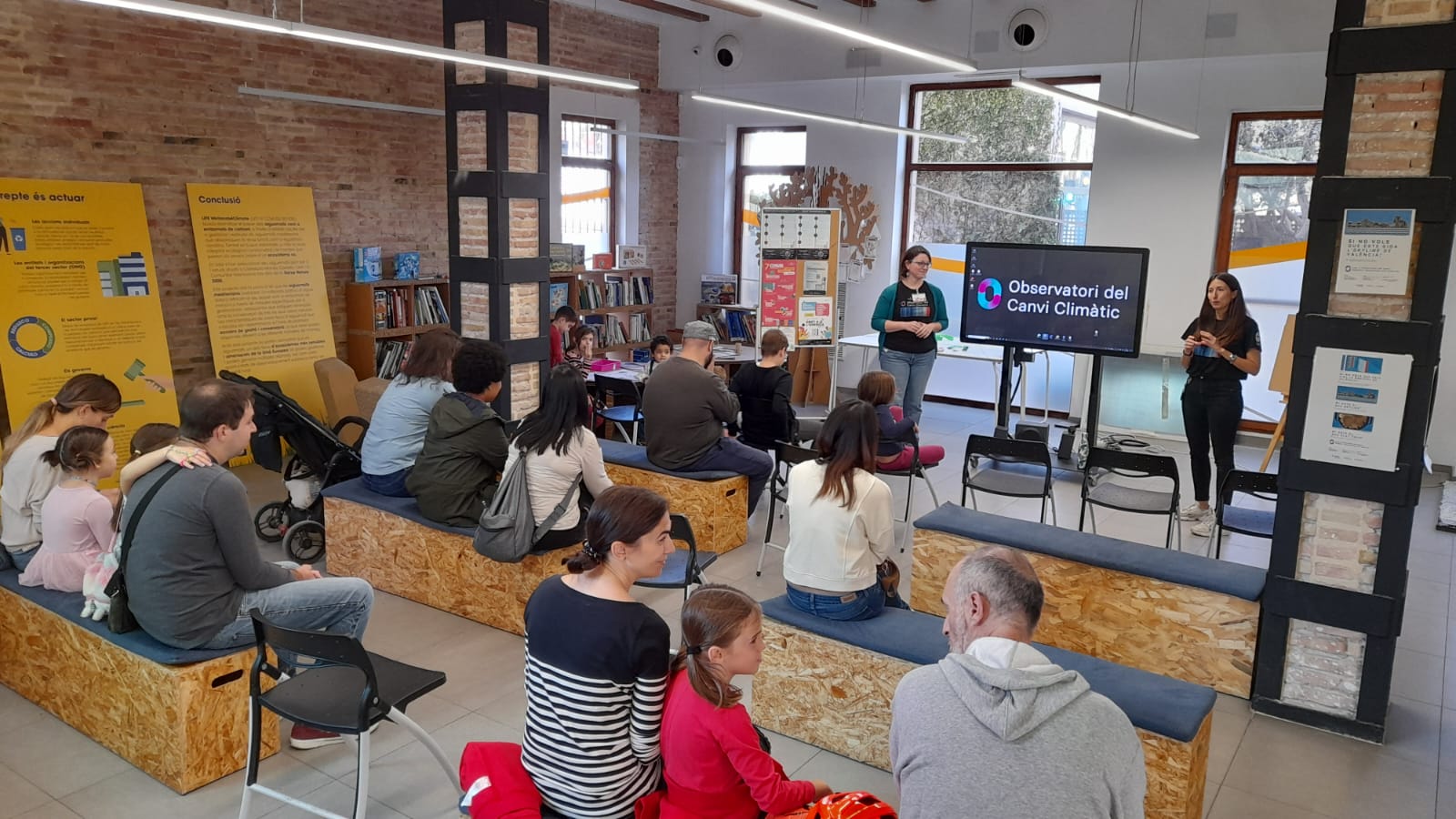 Un grupo de personas realiza una actividad organizada por el Observatorio Municipal del Cambio Climático