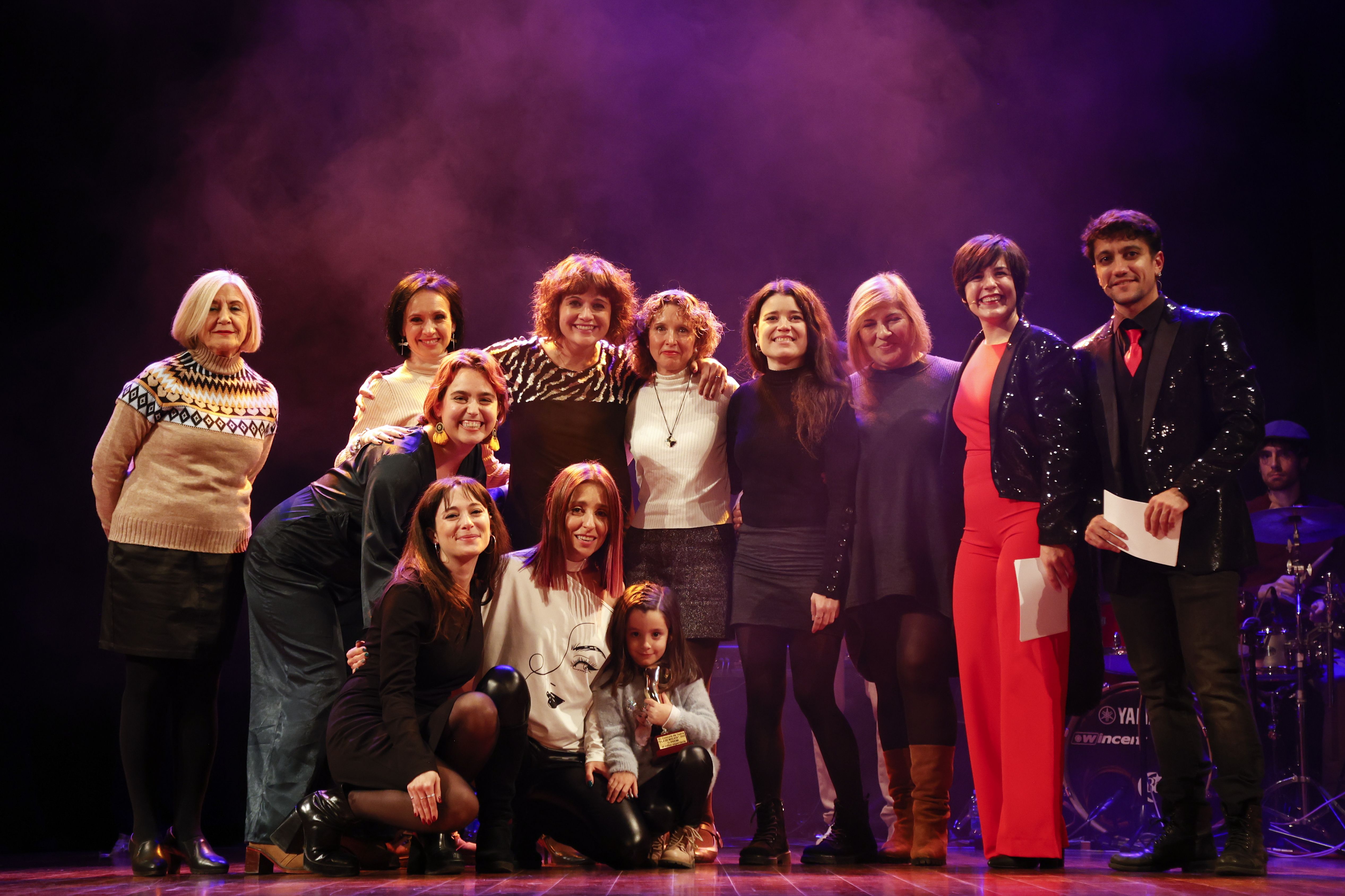 Pepi Luján, regidora de Cultura a l'Ajuntament, amb la companyia guanyadora Malatesta Teatre