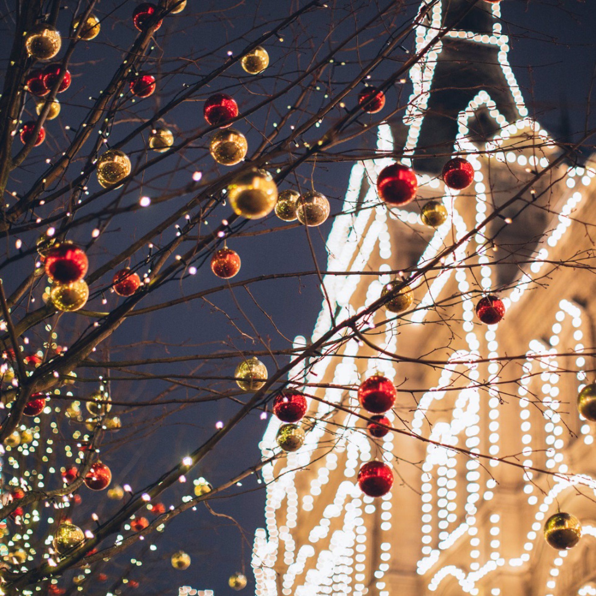 Un edificio iluminado con luces navideñas