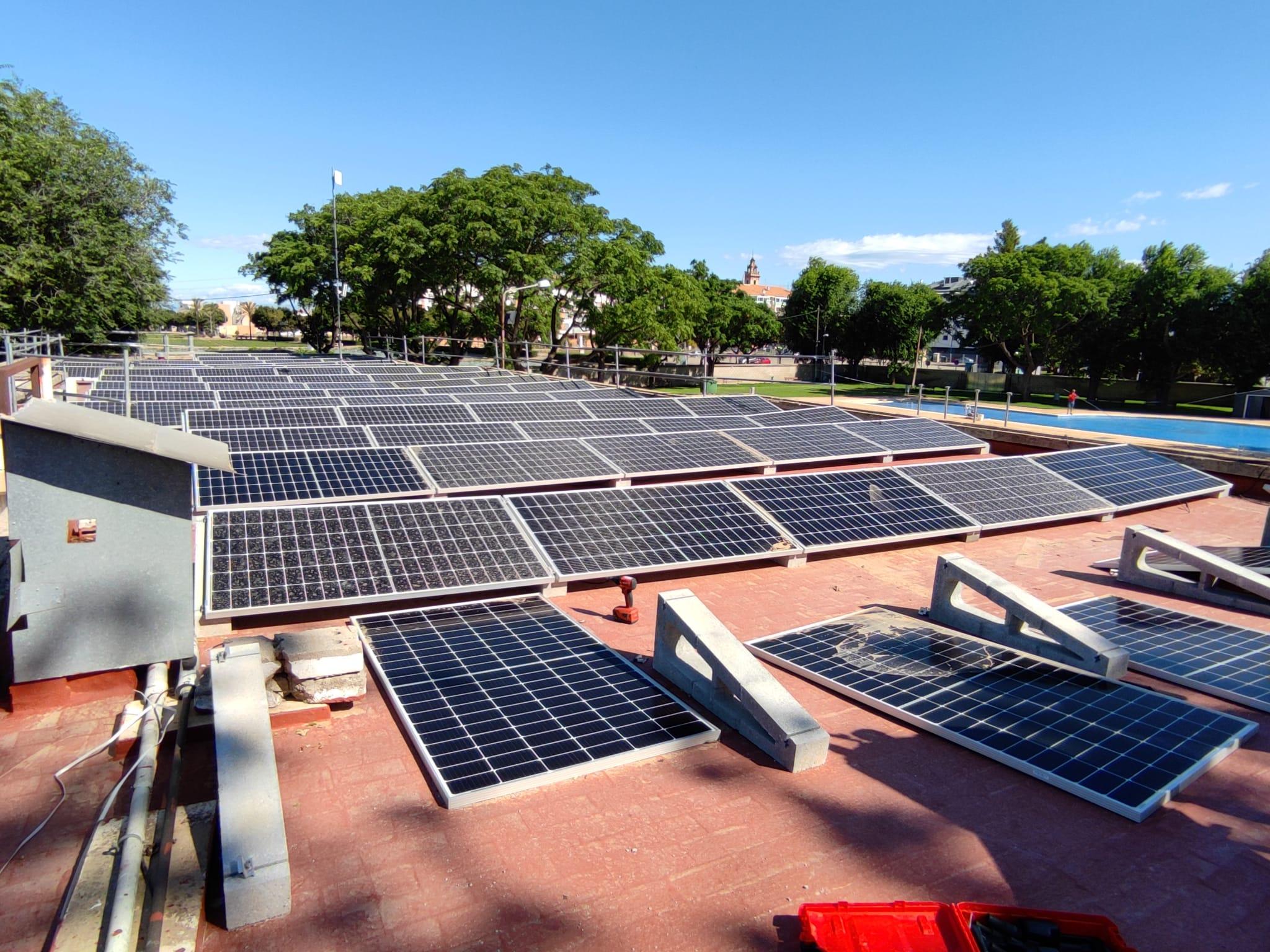 Plaques solars col·locades al poliesportiu de Foios