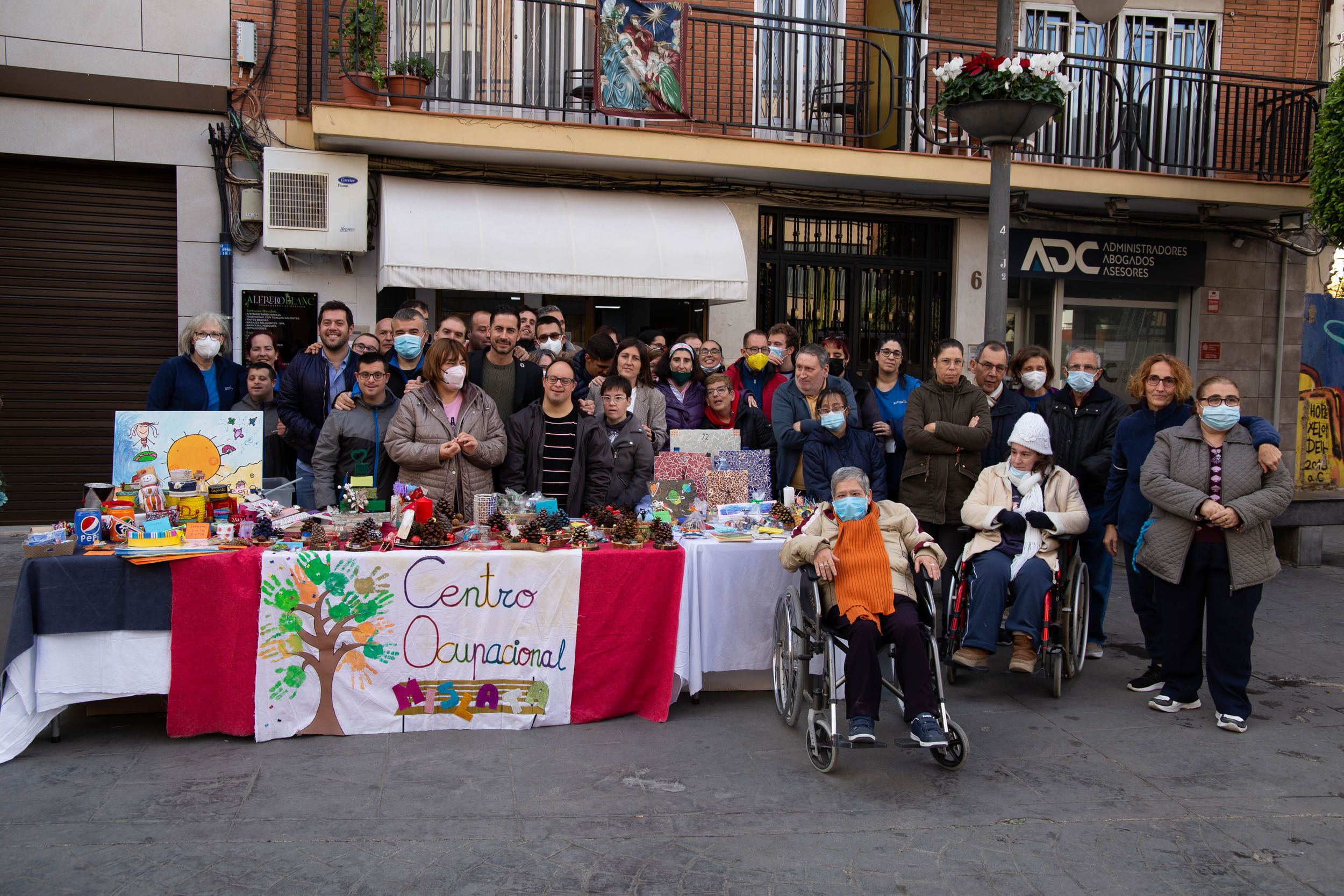 Participantes en el mercadillo de navidad del Centro Ocupacional de Mislata
