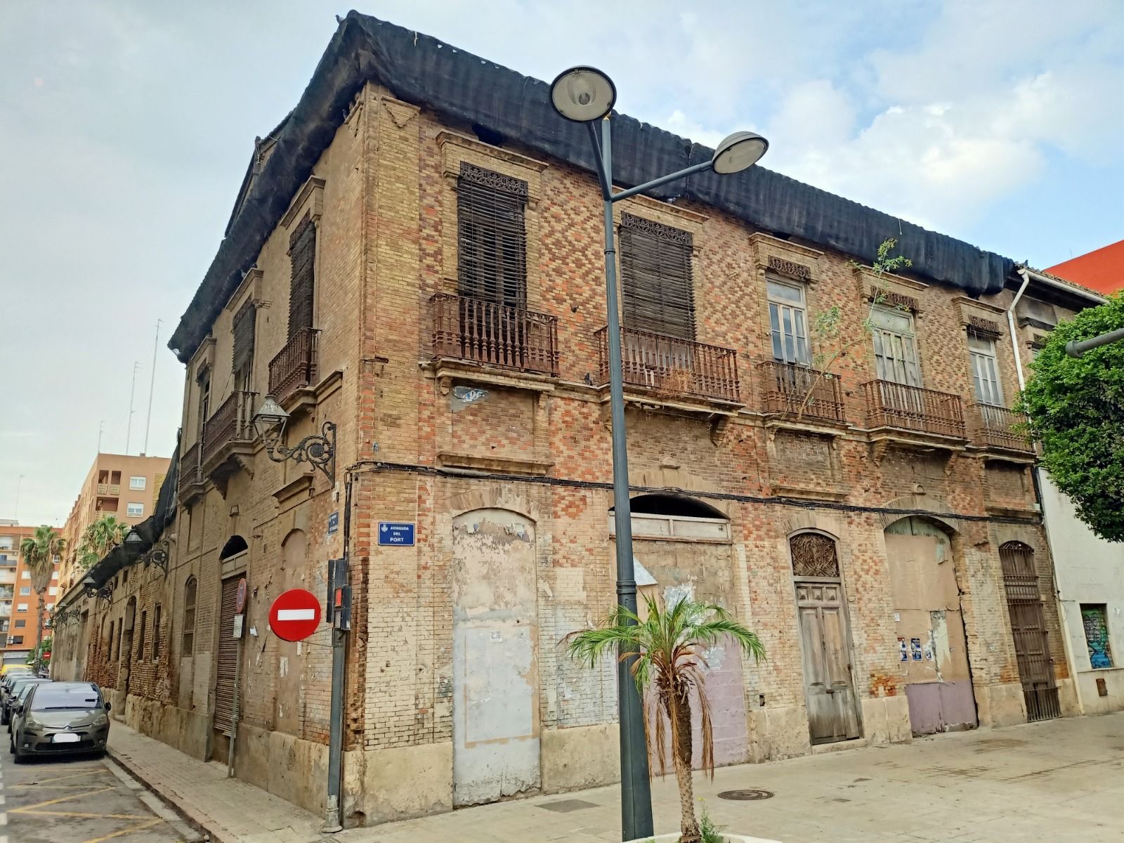 Una de les naus ubicades en l'avinguda del Port