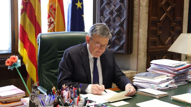 El president de la Generalitat Valenciana, Ximo Puig, redactando el discurso de fin de año