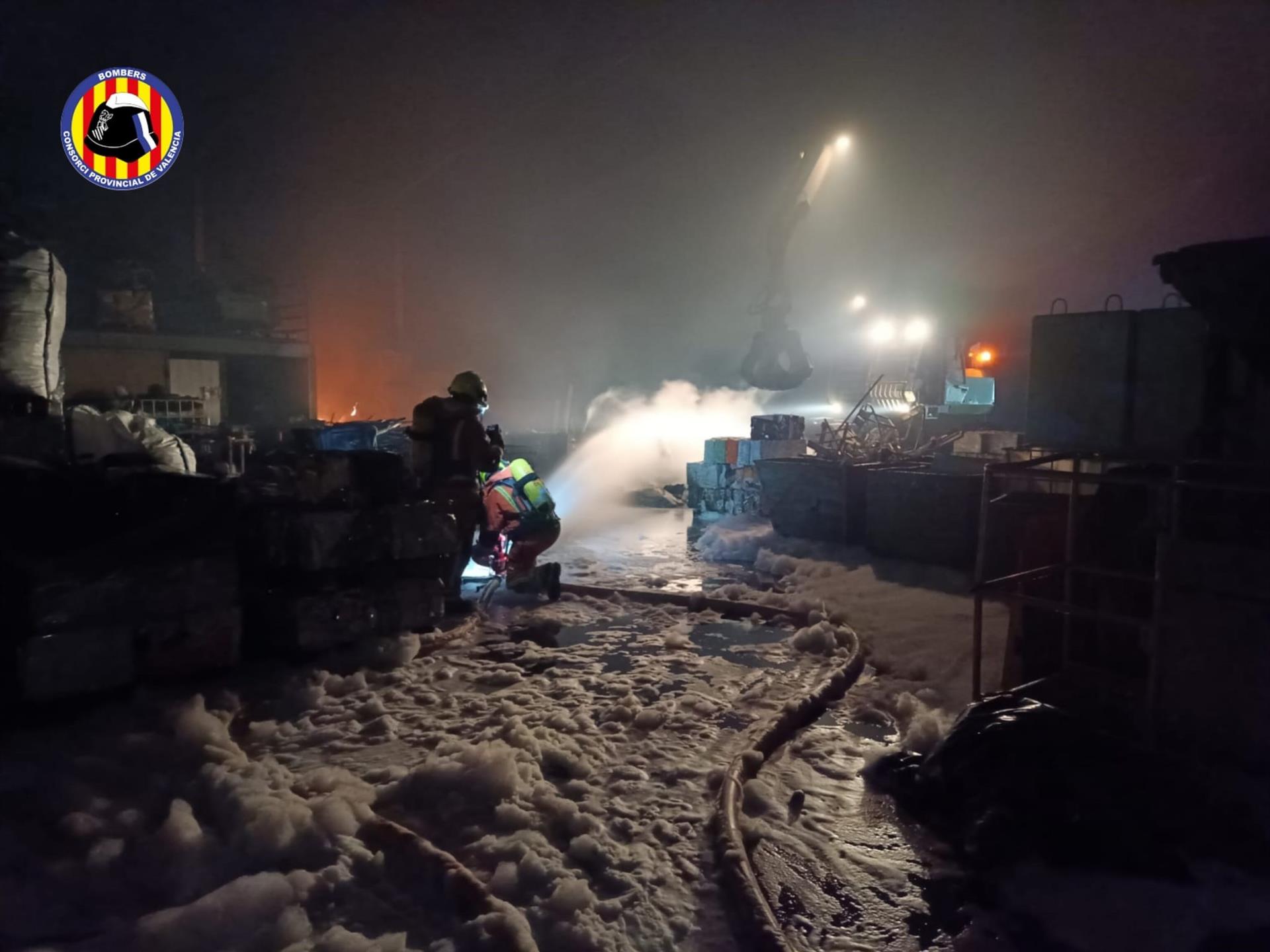 Imágenes del incendio en una empresa de reciclaje de chatarra en Manises 