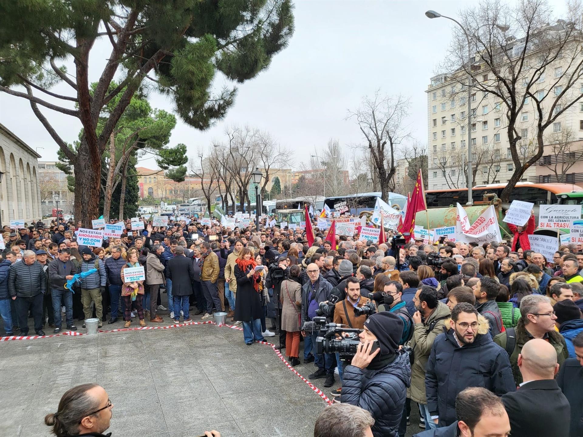 Regants i polítics es manifesten contra Ribera pel transvasament Tajo-Segura