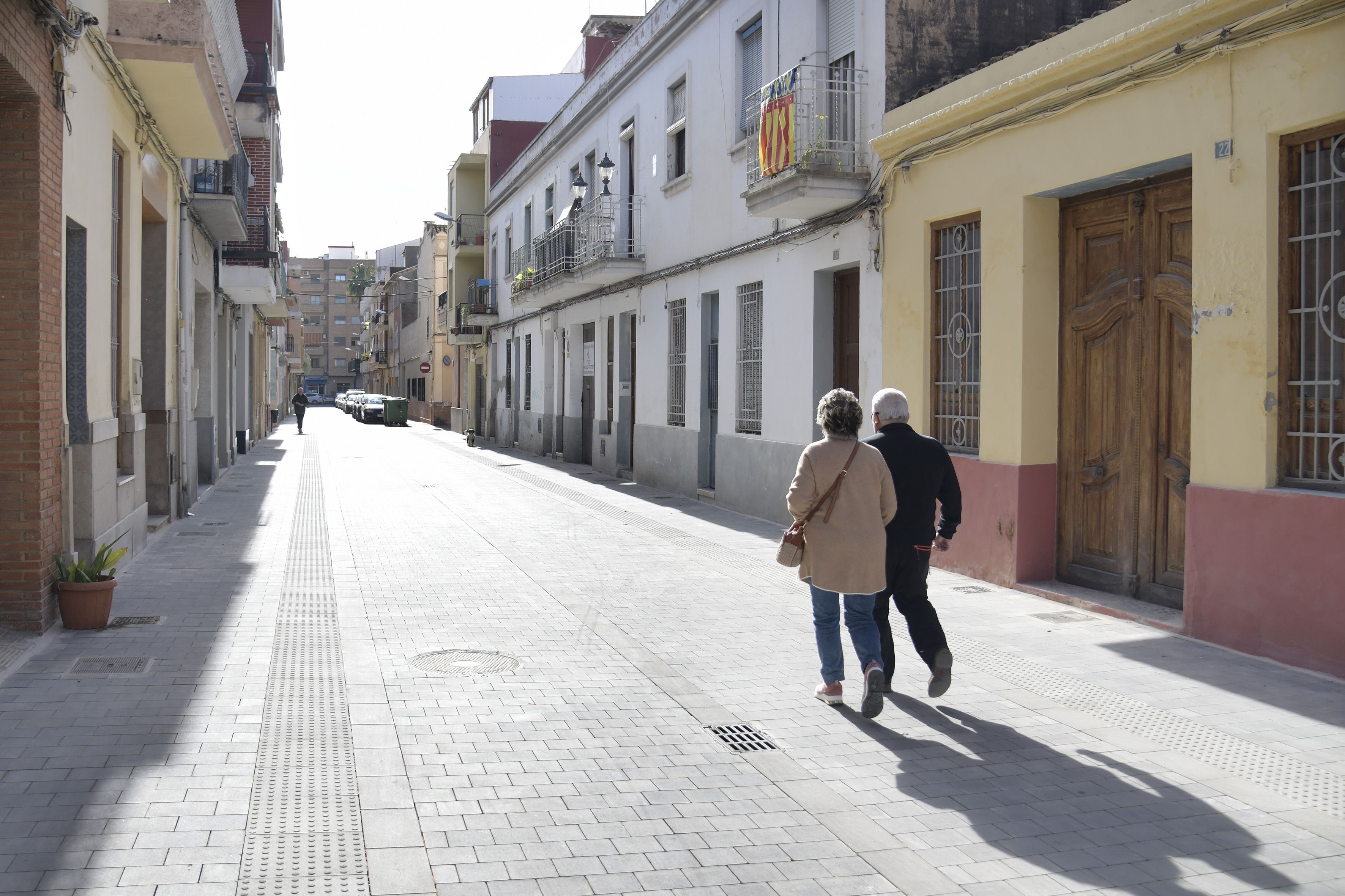 Dos personas pasean por una calle de Paiporta
