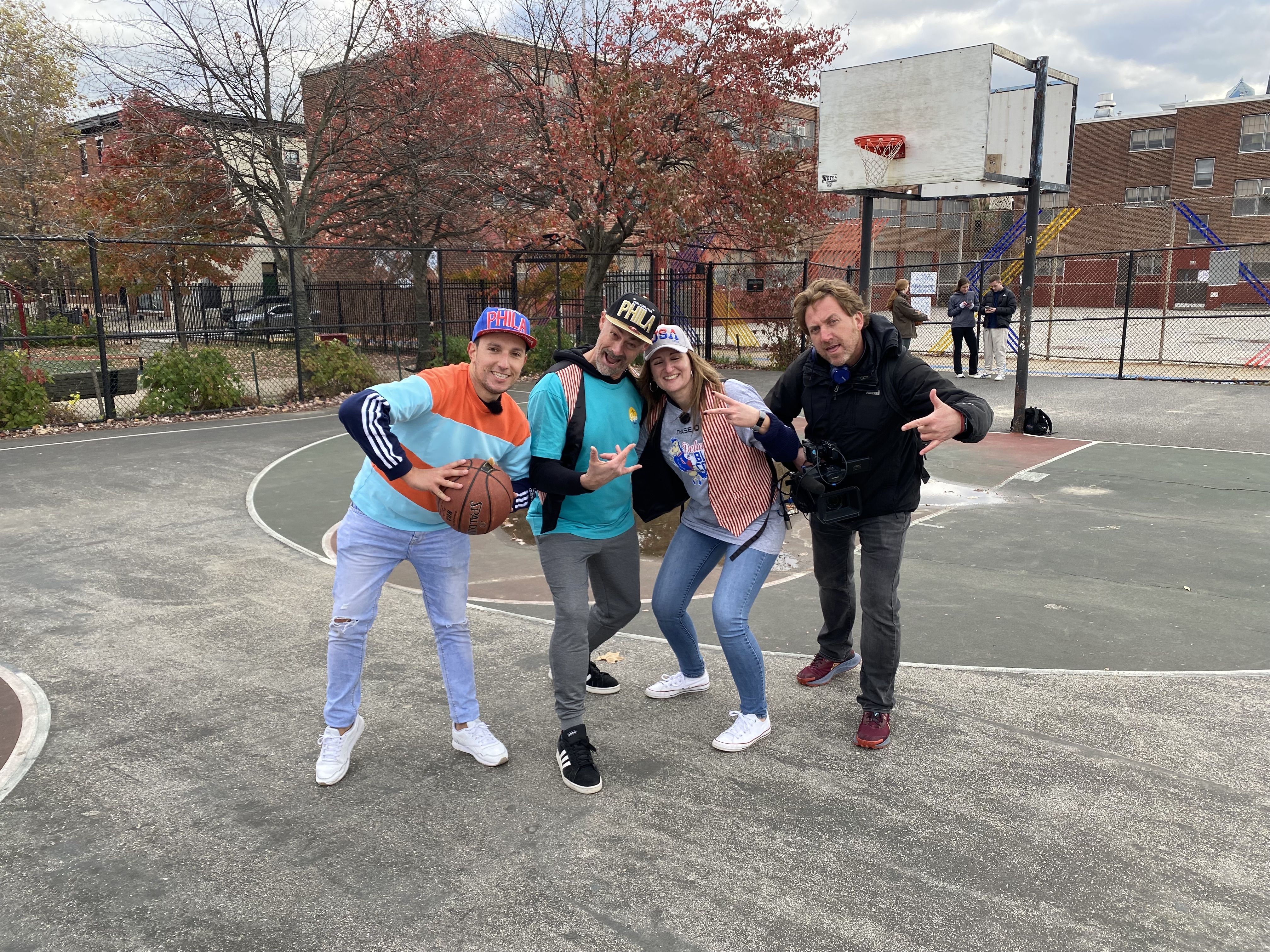 El reporter Enrique Tena amb l'equip de Valencians al món i Lara Vercher