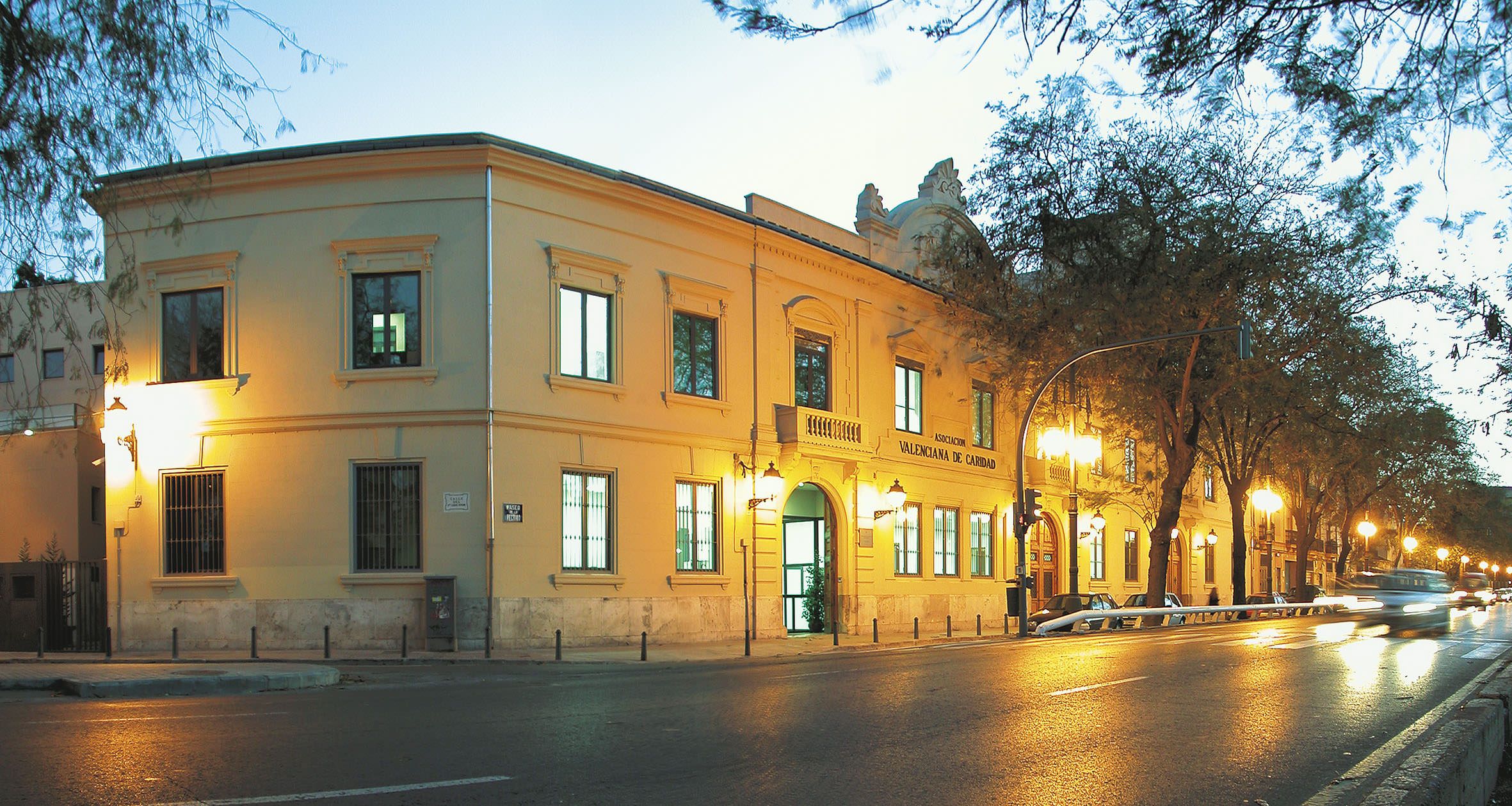 Fachada del edificio Casa Caridad de noche