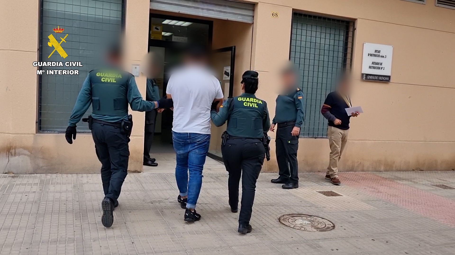 Moment de la detenció d'un dels implicats