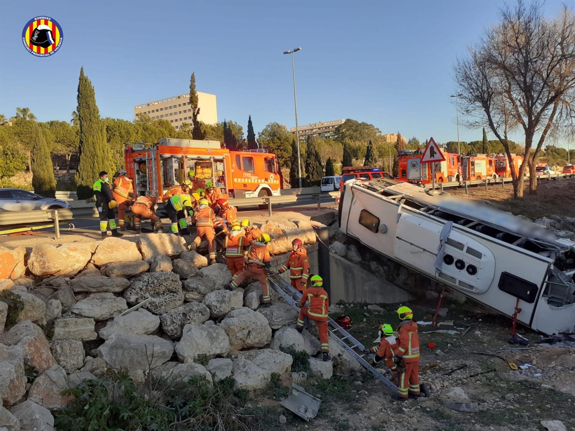 Un autobús cae por un terraplén en la CV-35 a la altura de Paterna 