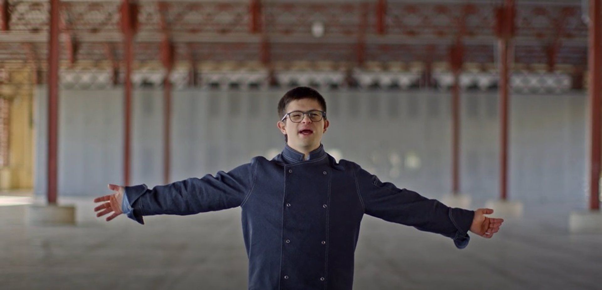 Uno de los participantes en el vídeo promocional de la escuela LMQV