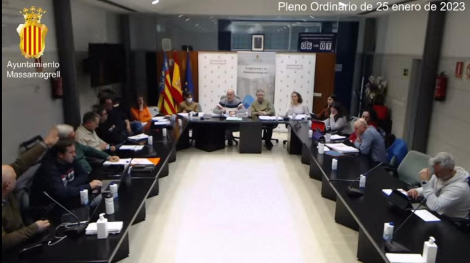 Un regidor de l'Ajuntament de Massamagrell fa la salutació nazi