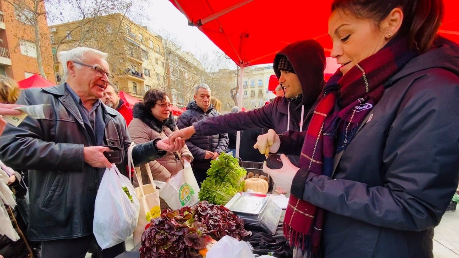 El alcalde de València, Joan Ribó, durante su visita al mercado extraordinario l'Horta d'Hivern