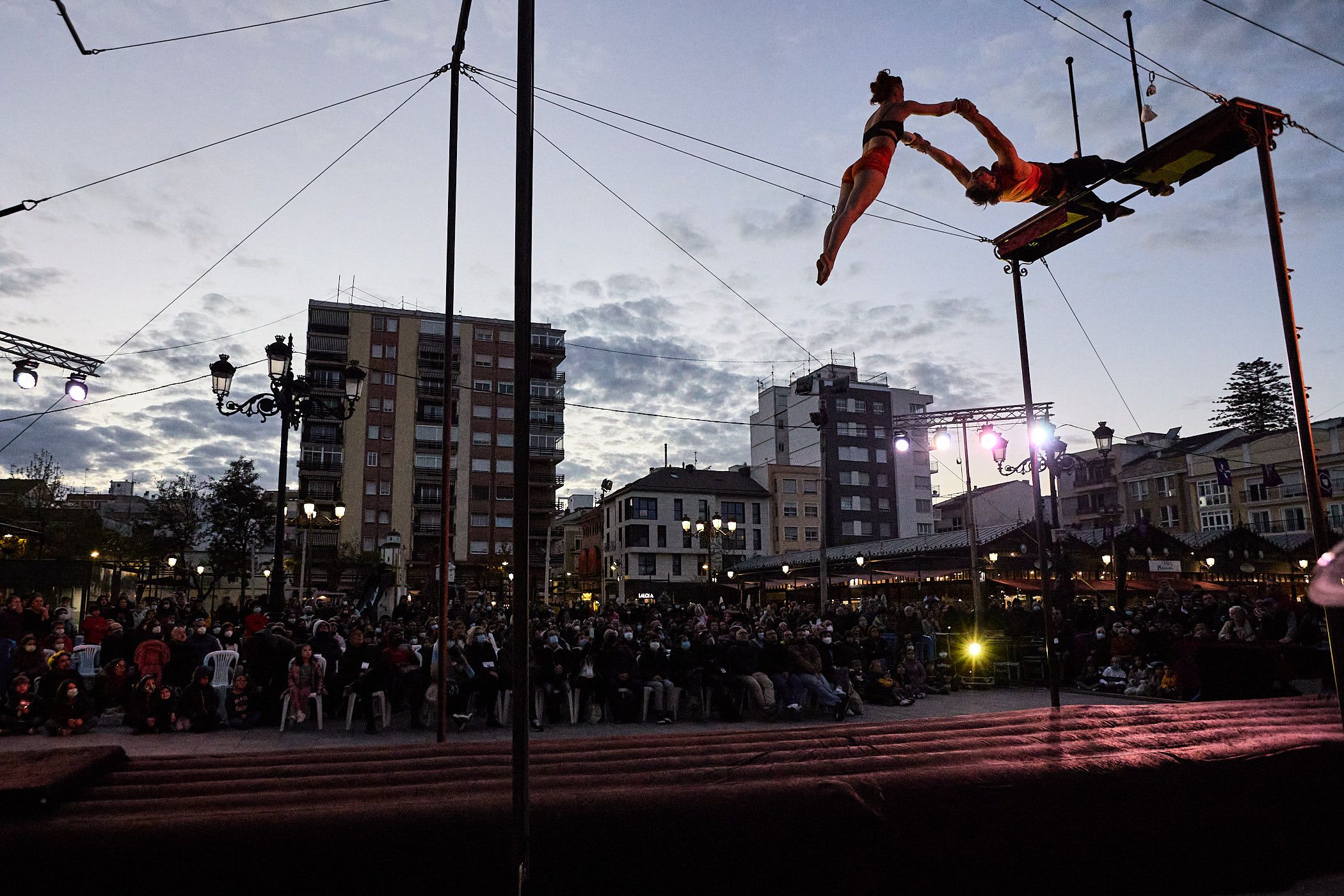 Un dels diferents espectacles al públic que tenen lloc als carrers de Gandia en la fira MIRA