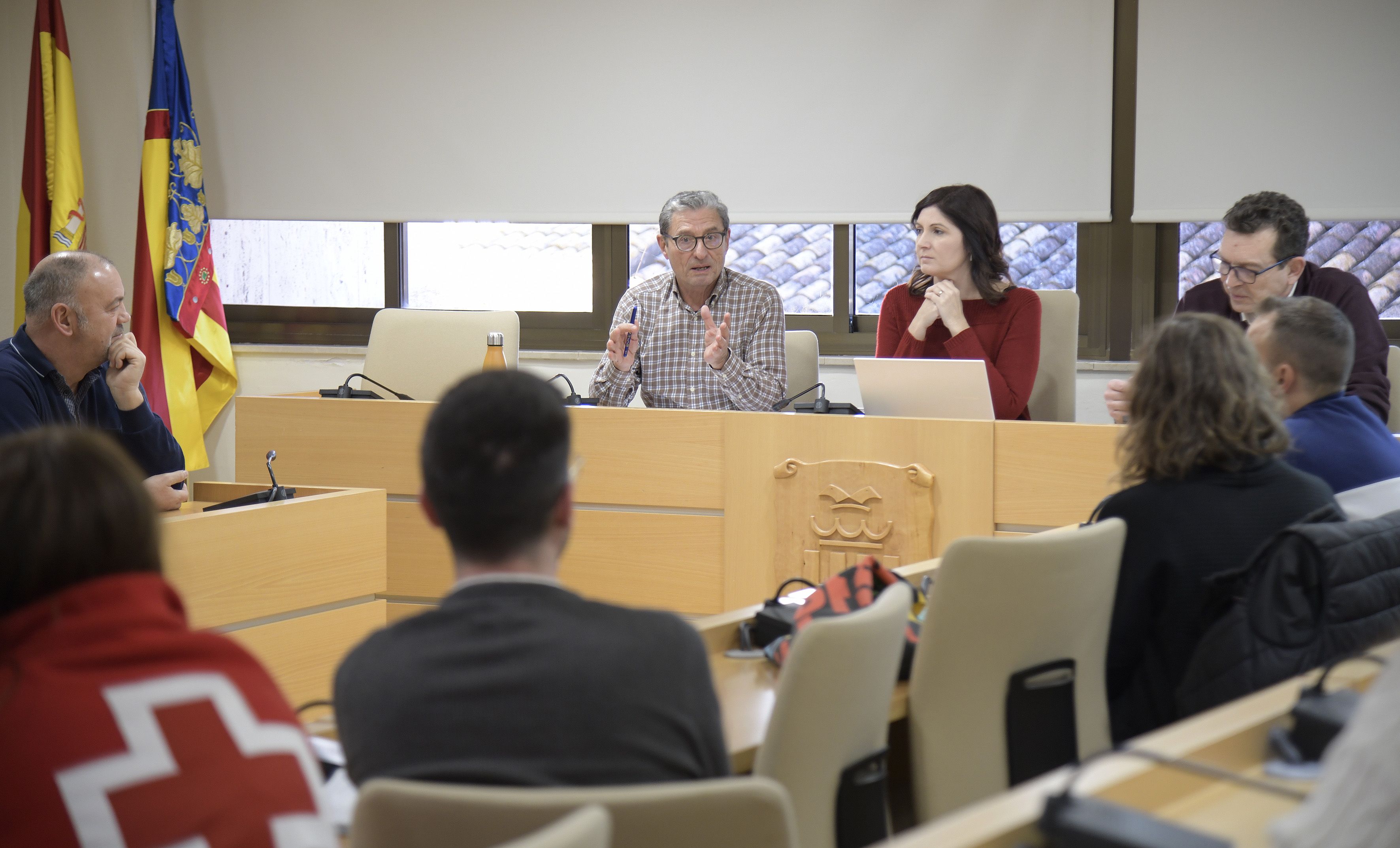 Maribel Albalat, alcaldessa de Paiporta, i Rafa Gadea, regidor de Benestar Social del municipi, en el Consell de Salut de la localitat