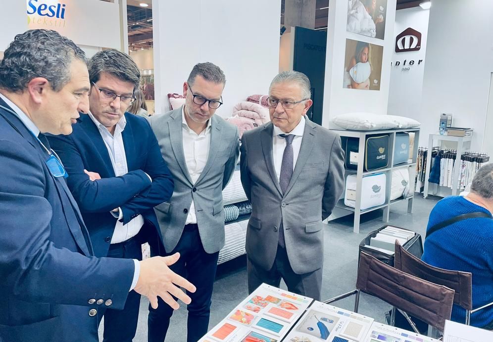 L'alcalde d'Ontinyent, Jorge Rodríguez, mostrant el seu suport al sector tèxtil