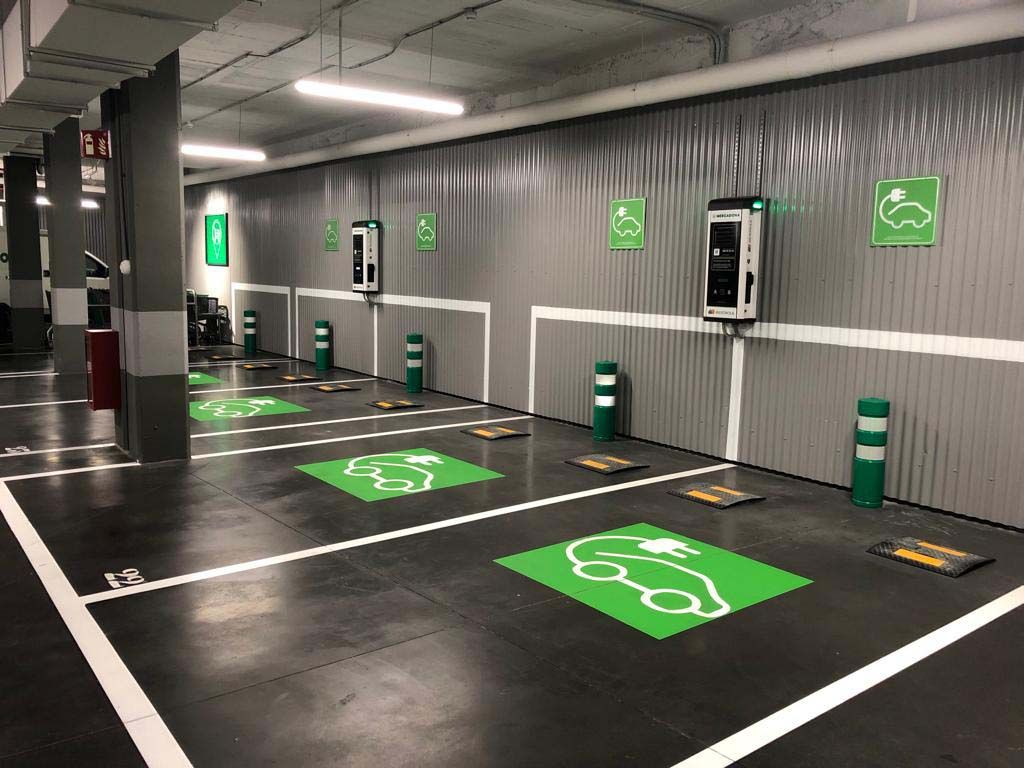 Punts de recàrrega per a vehicles elèctrics en una tenda de Mercadona