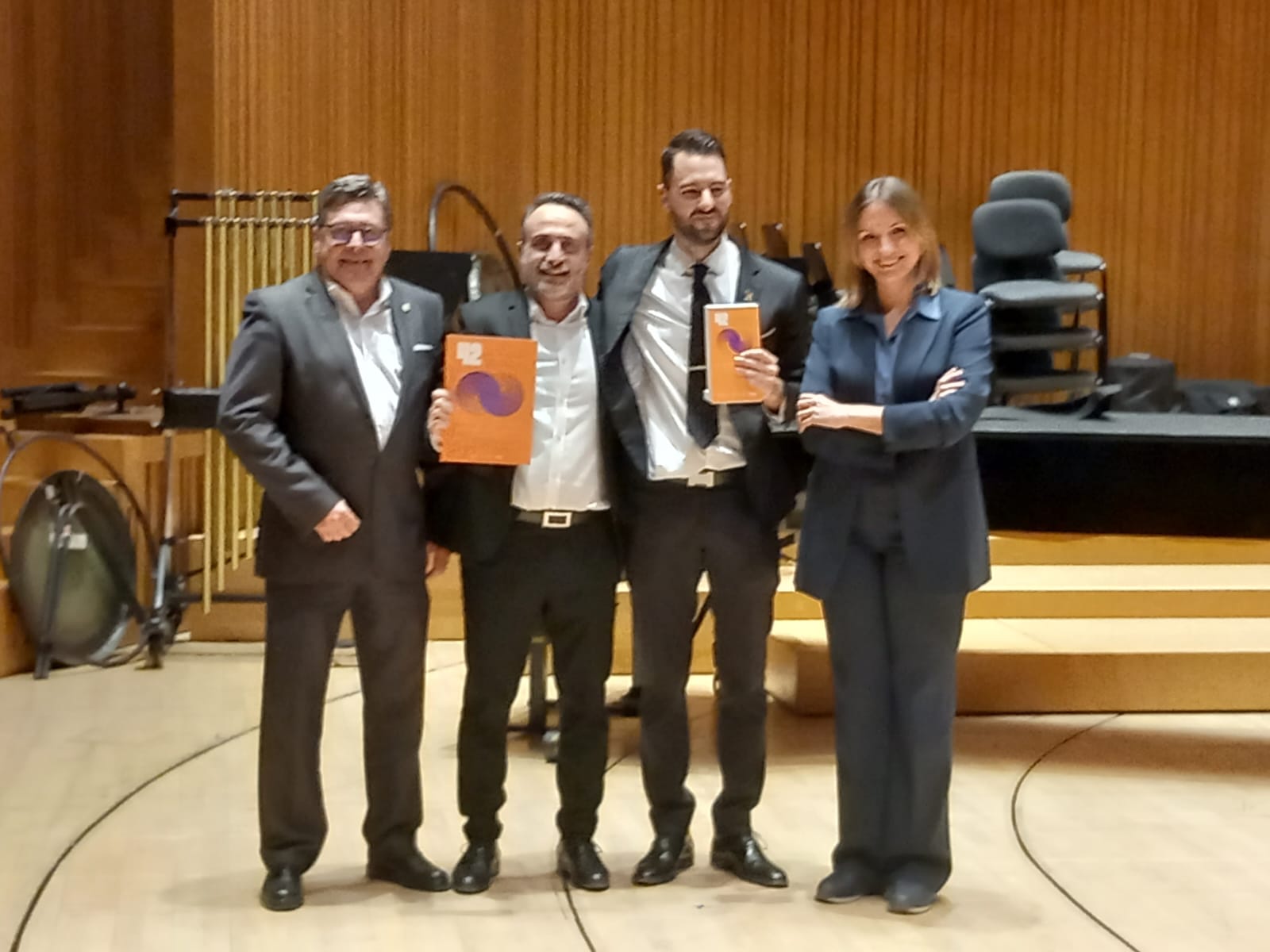 Imagen de los representantes de una de las bandas en el Palau de les Arts