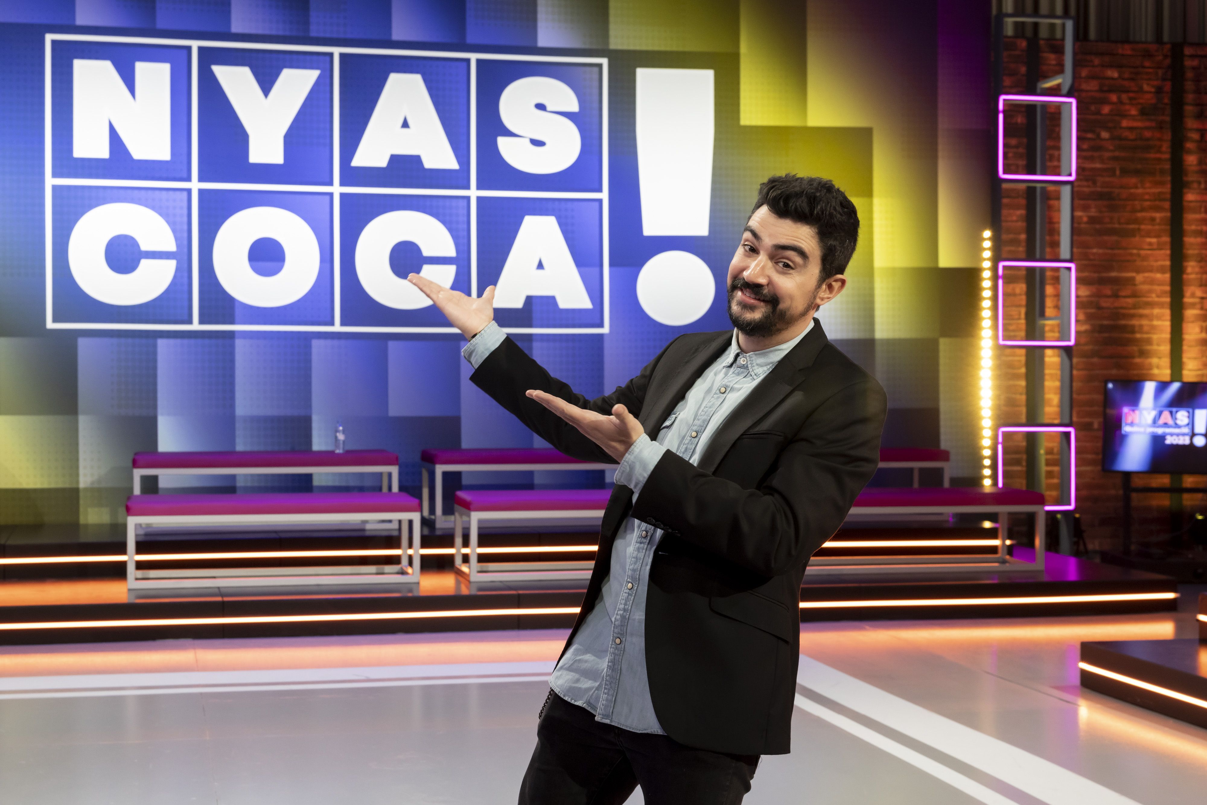 Manu Górriz, presentador de 'Nyas, coca! de À Punt (imagen de Miguel Lorenzo)