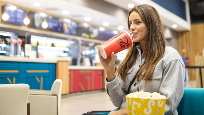 Una jove disfruta d'un menú als cines Cinesa de Bonaire