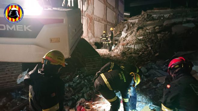 Bombers de la UREC fan treballs de rescat en un edifici derruït pel terratrémol en Adiyaman