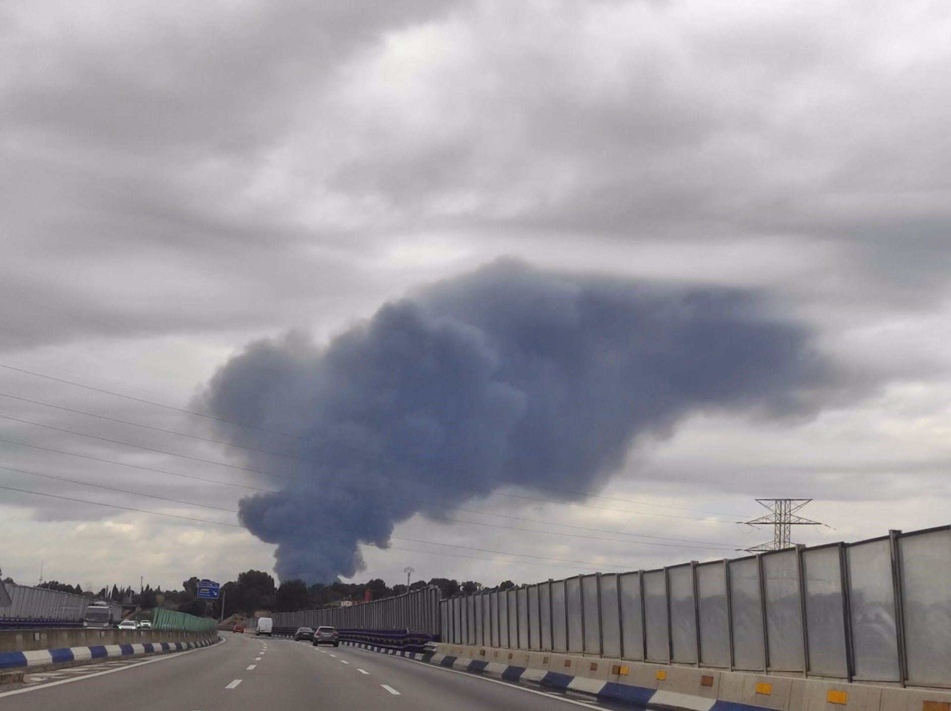 Humo causado por el incendio en el polígono industrial de Loriguilla