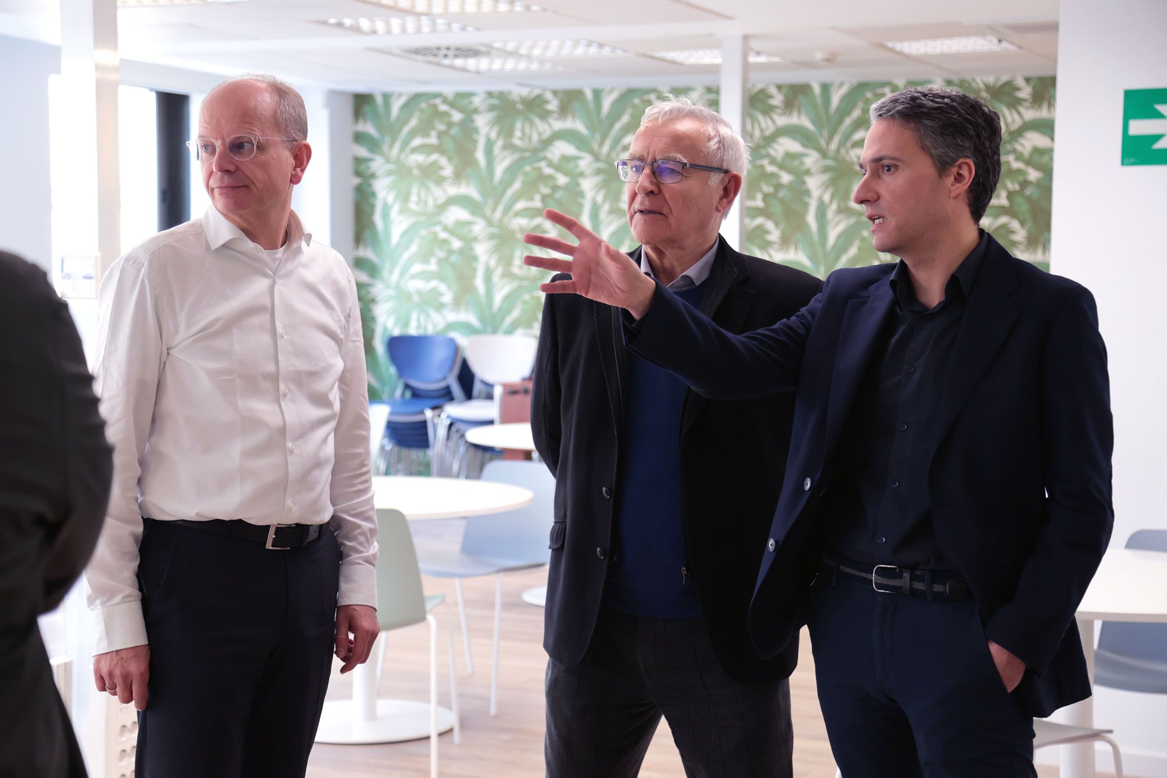 Joan Ribó, alcalde de València, juntament amb el director general de PowerCo Spain, Thomas Dahlem, i el director financer de la companyia, Javier Rivera