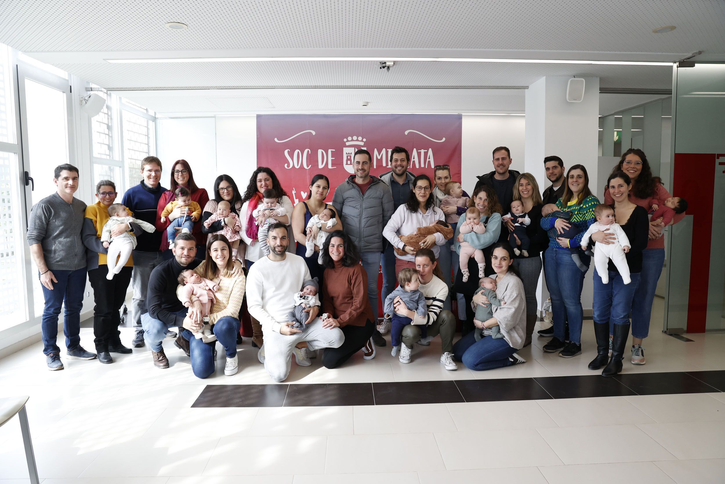 Entrega de cestas de primera necesidad a familias con recien nacidos en Mislata