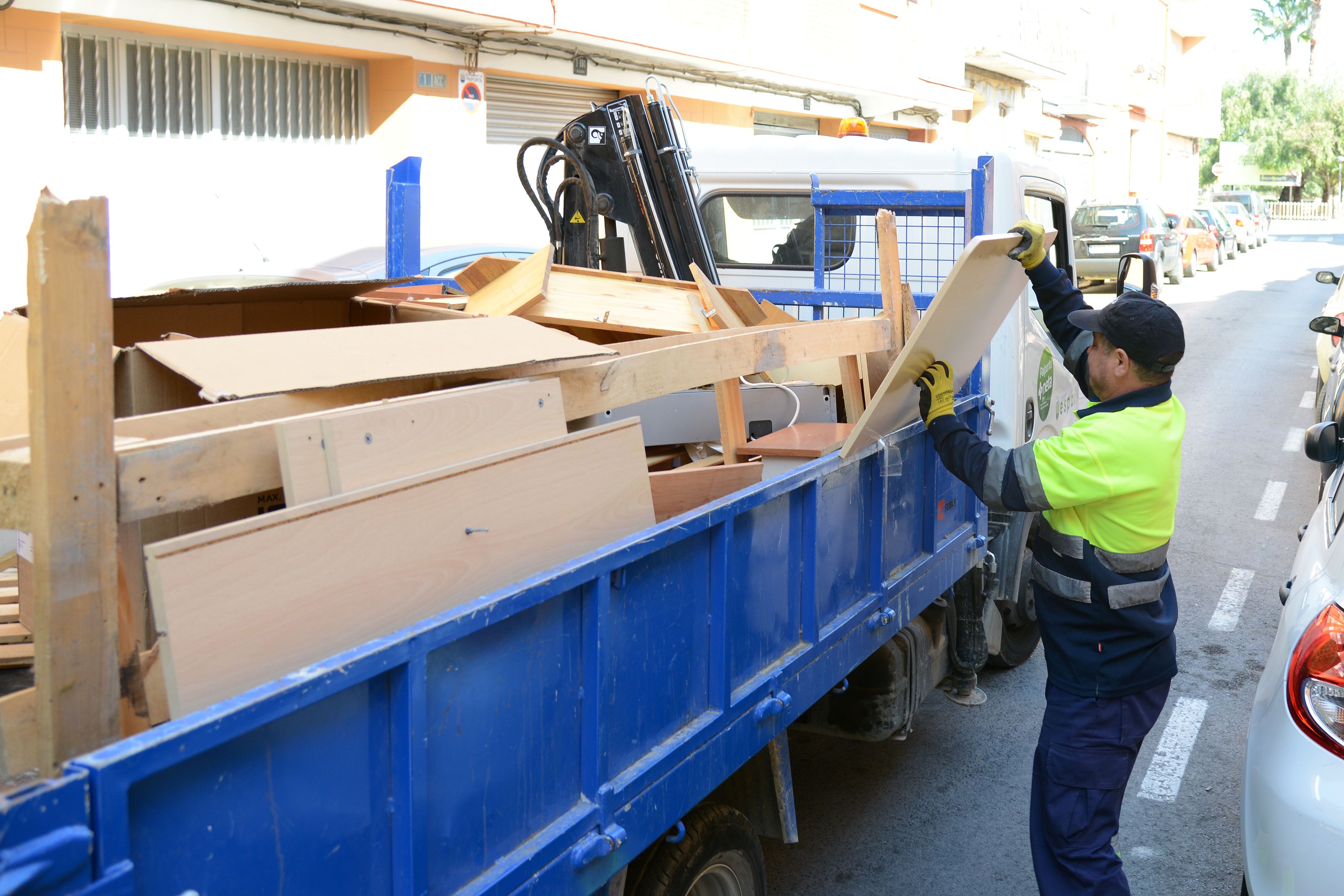  Imatge d'un dels operaris en la recollida de mobles a Paiporta