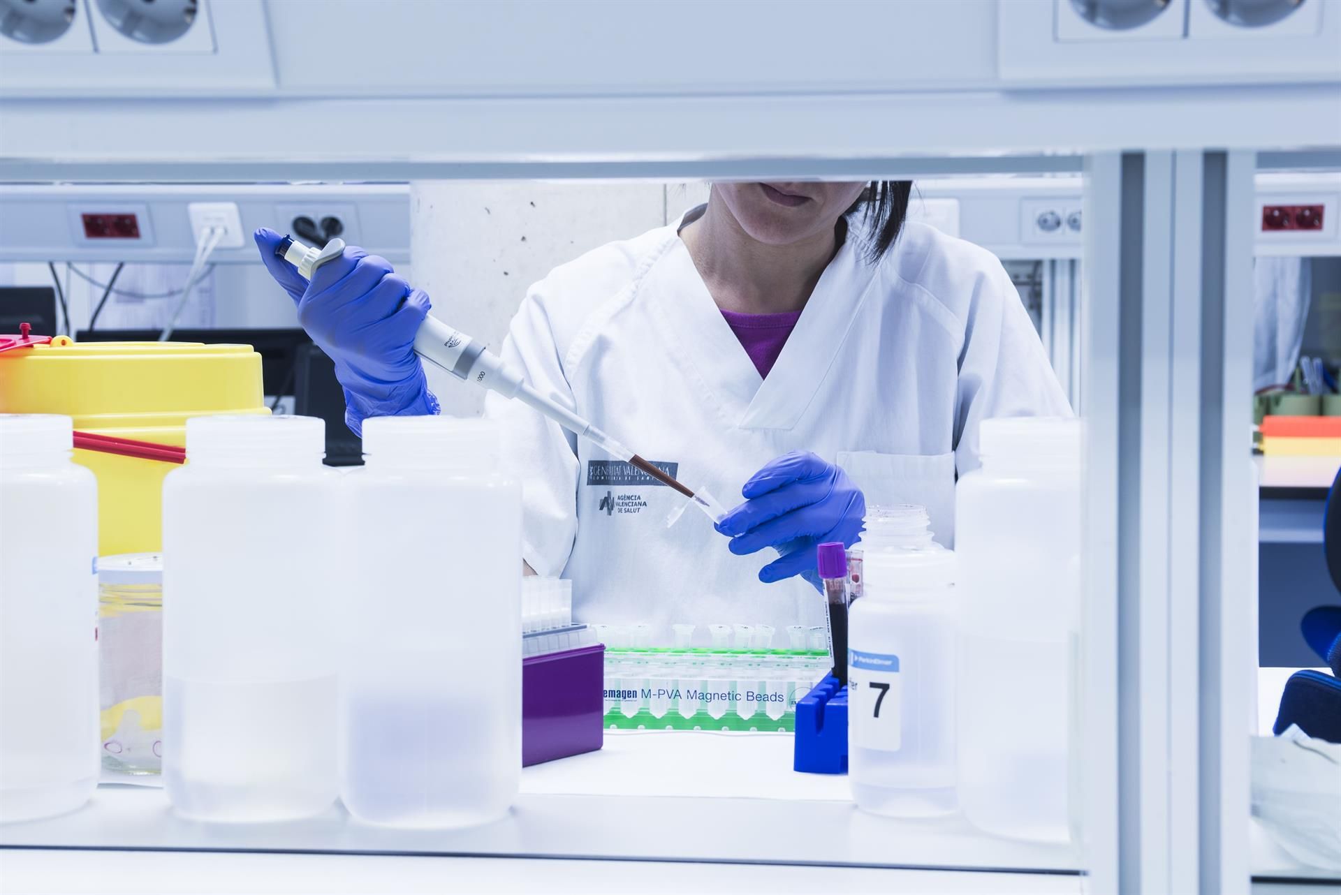 Una profesional de la Sanidad en un laboratorio del Incliva. Imagen: VIU