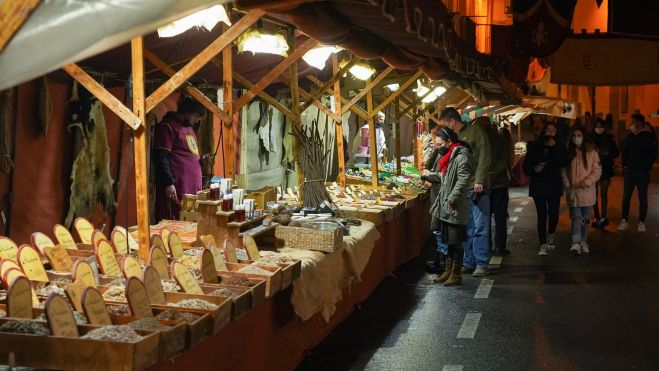 Puesto de productos artesanos en el mercado medieval de Ontinyent