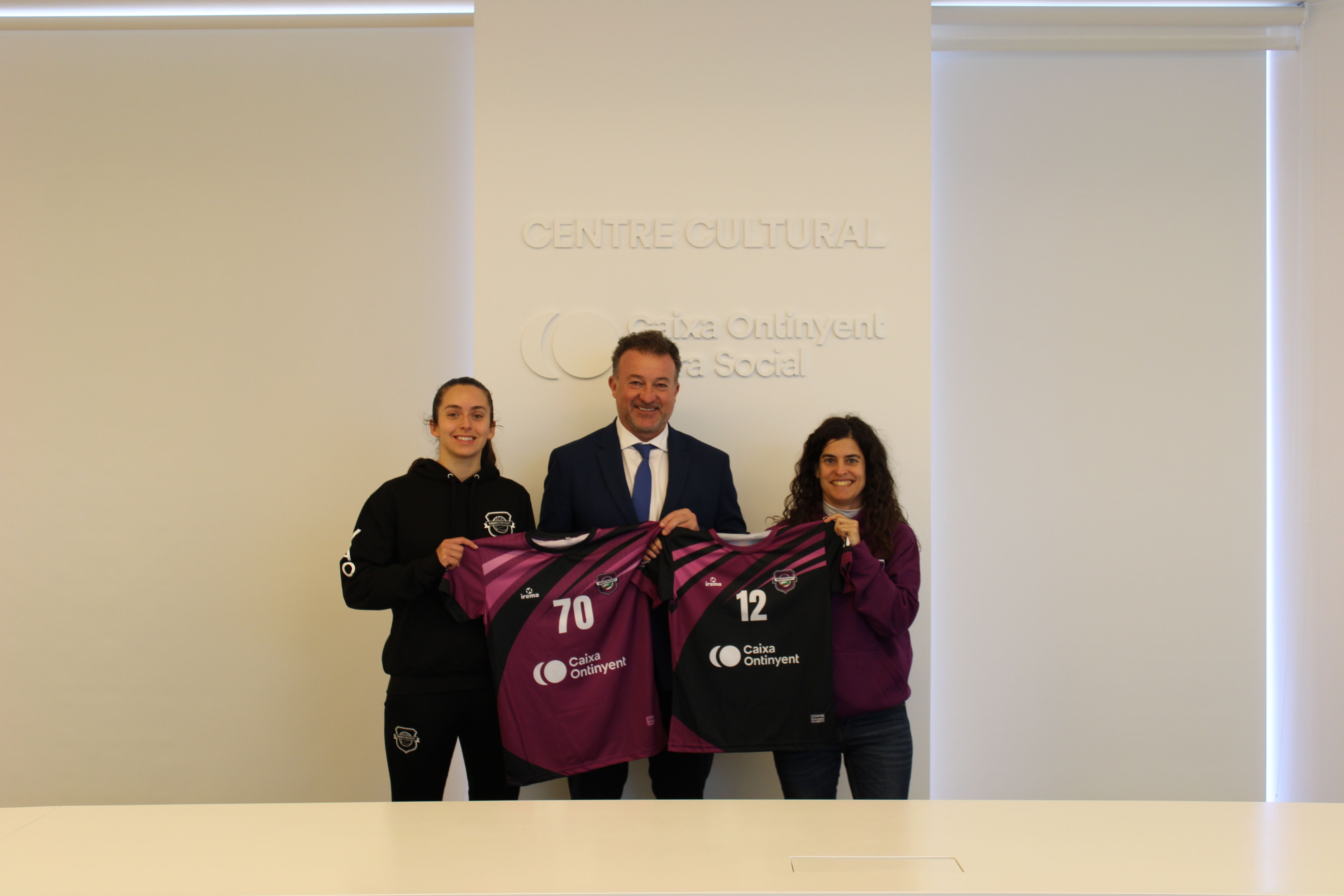 La presidenta del Club Voleibol Ontinyent, Tamara Riestra, una de les entrenadores, Maria Pilar Navarro, i el president de Caixa Ontinyent, José Pla