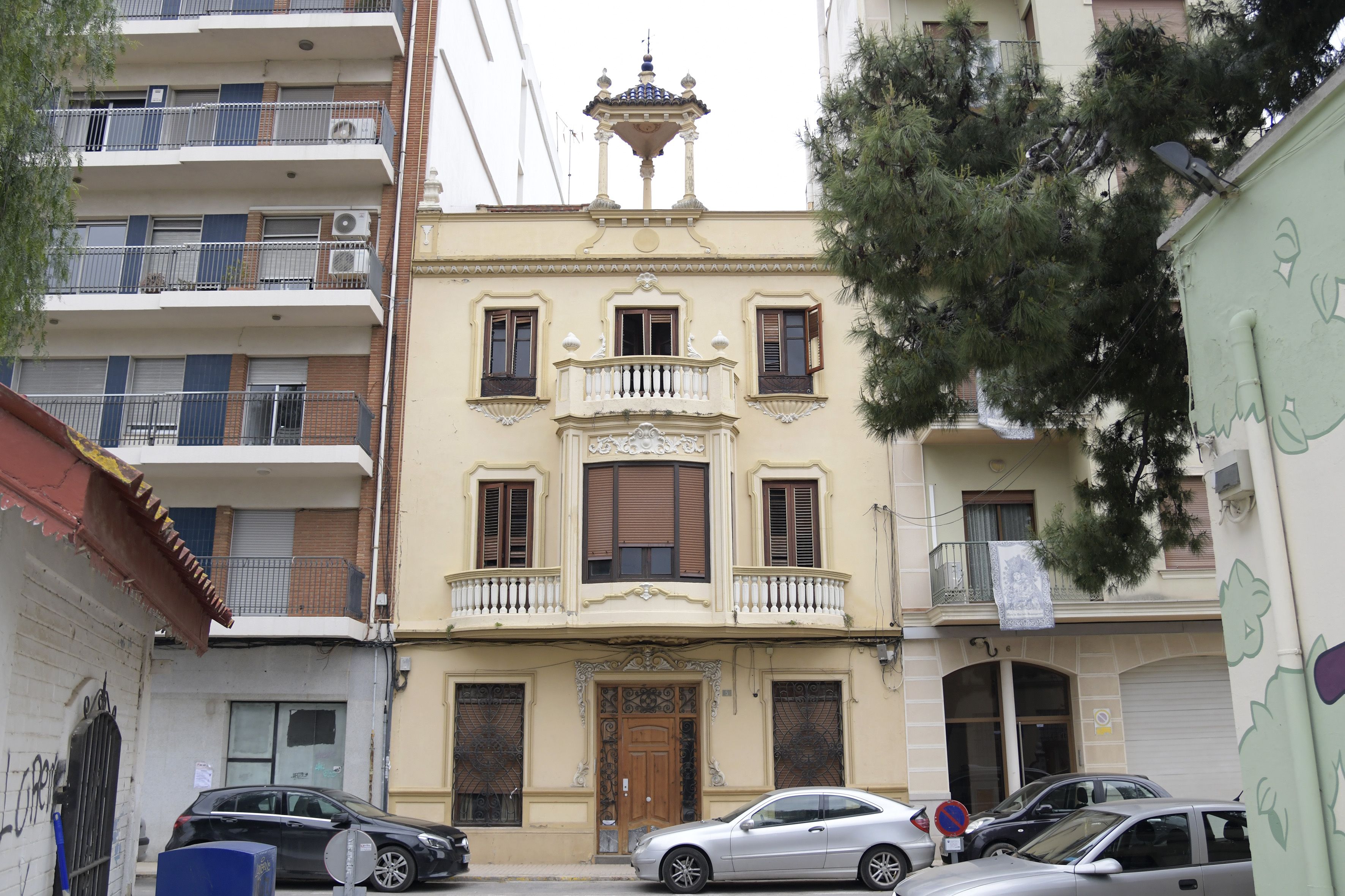 Una calle con viviendas en Paiporta