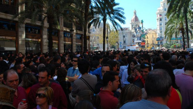 Gente en Fallas por València / Foto: Jaime Abella