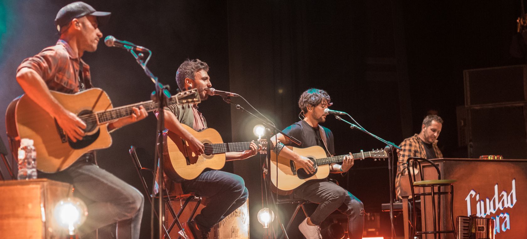 El grup Ciudad Jara a un concert en acústic