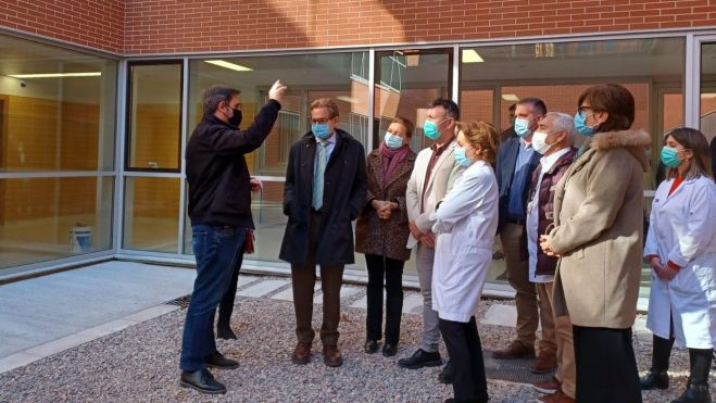 Imagen de Miguel Mínguez en su visita al centro sanitario