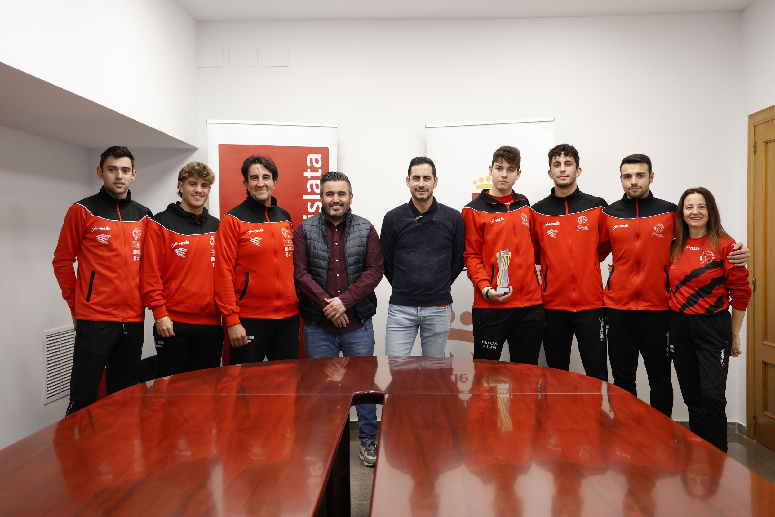 El alcalde de Mislata, Carlos Fernández Bielsa, y el concejal de Deportes, Toni Arenas, junto con los miembros del Club de Atletismo Fent Camí de Mislata