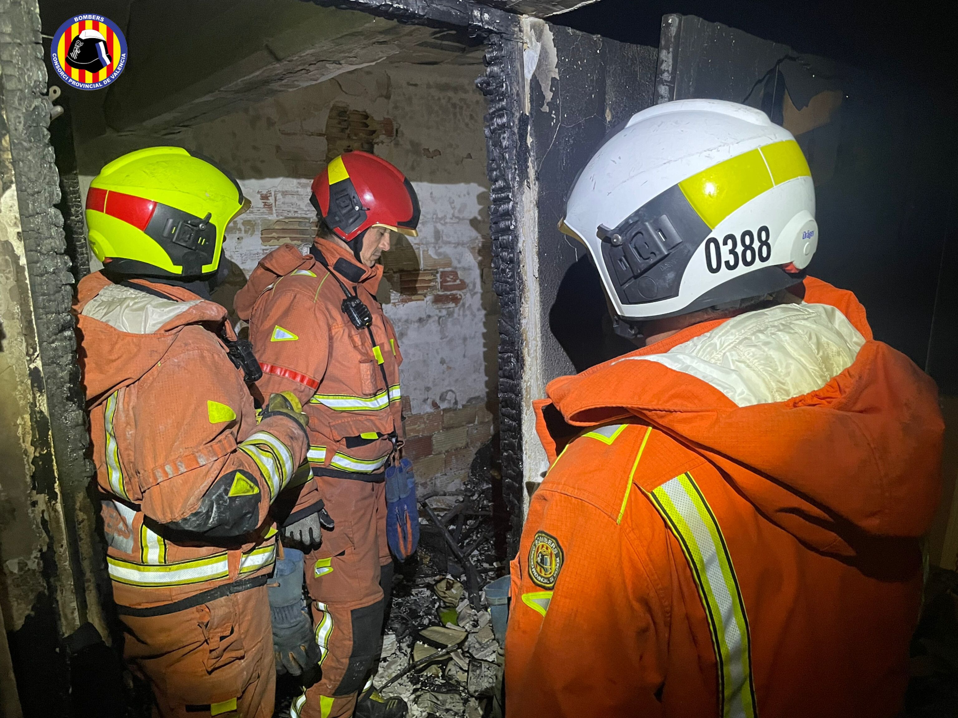 Archivo: Los bomberos trabajan en un incendio en un edificio de Torrent